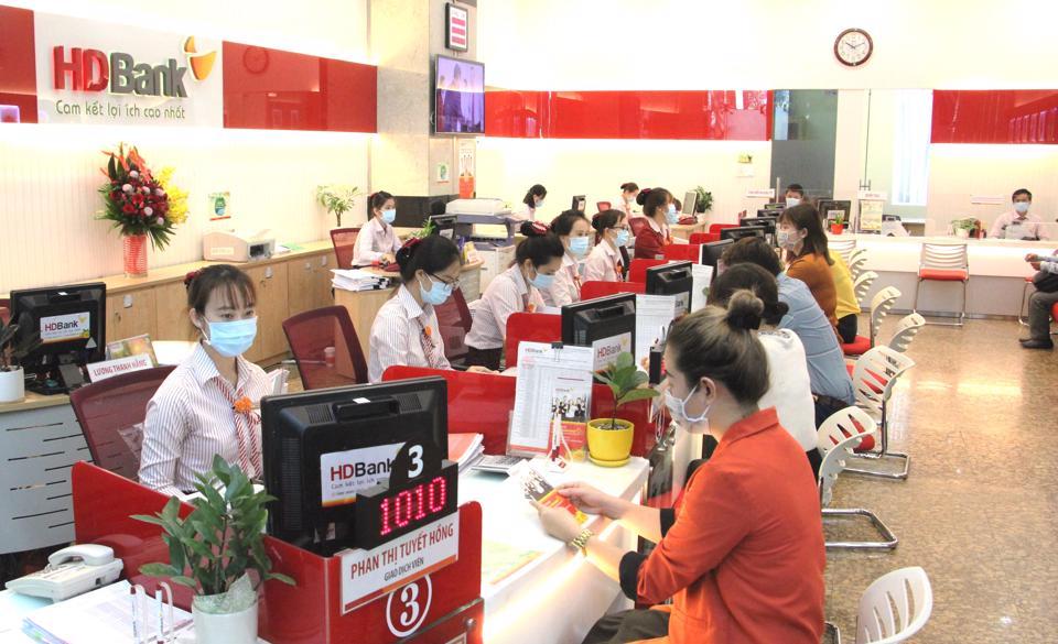 Khách hàng giao dịch tại HD Bank. Ảnh: Việt Linh  