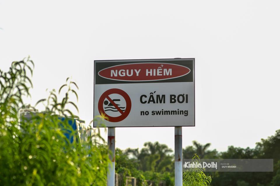 Dù đã có biển cảnh báo: “Nguy hiểm, cấm bơi” nhưng có nhiều người phớt lờ.