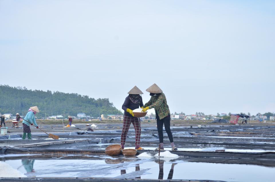 Diêm dân trên đồng muối Sa Huỳnh.