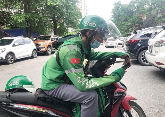 Việc thu phụ phí nắng nóng của Grab có hợp lý? - Ảnh 1.