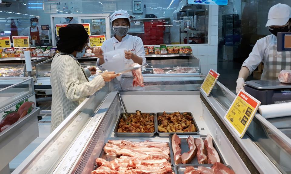 Người tiêu dùng mua thịt lợn tại siêu thị. Ảnh: Lê Nam