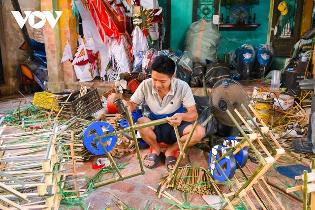 Thủ phủ vàng mã tất bật sản xuất ôtô, xe máy, trang sức phục vụ Rằm tháng 7 - Ảnh 1.