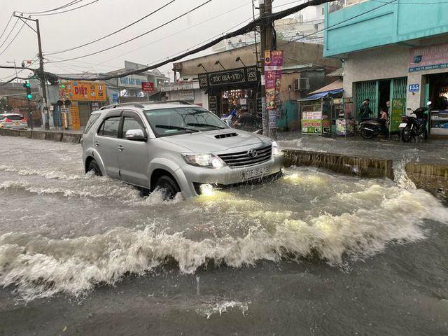 TP.HCM: Mưa lớn kéo dài suốt nhiều giờ gây ngập lụt nghiêm trọng tại các tuyến đường - Ảnh 3.