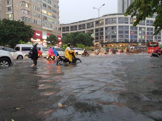 TP.HCM: Mưa lớn kéo dài suốt nhiều giờ gây ngập lụt nghiêm trọng tại các tuyến đường - Ảnh 15.