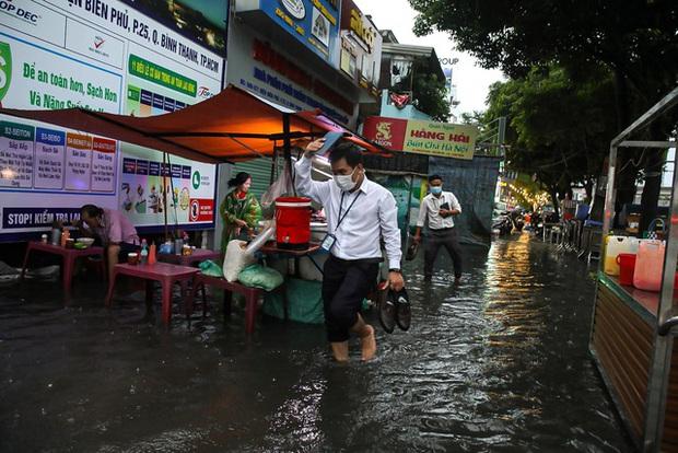 TP.HCM: Mưa lớn kéo dài suốt nhiều giờ gây ngập lụt nghiêm trọng tại các tuyến đường - Ảnh 27.