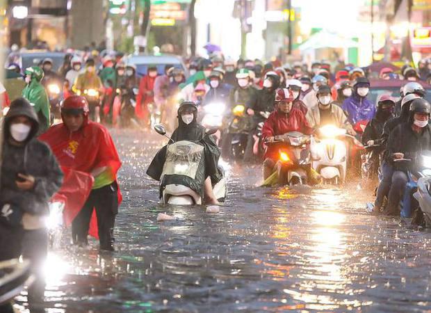 TP.HCM: Mưa lớn kéo dài suốt nhiều giờ gây ngập lụt nghiêm trọng tại các tuyến đường - Ảnh 16.