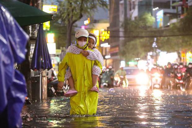 TP.HCM: Mưa lớn kéo dài suốt nhiều giờ gây ngập lụt nghiêm trọng tại các tuyến đường - Ảnh 17.