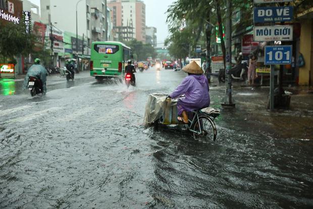 TP.HCM: Mưa lớn kéo dài suốt nhiều giờ gây ngập lụt nghiêm trọng tại các tuyến đường - Ảnh 26.