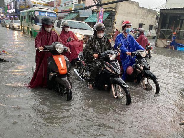 TP.HCM: Mưa lớn kéo dài suốt nhiều giờ gây ngập lụt nghiêm trọng tại các tuyến đường - Ảnh 9.