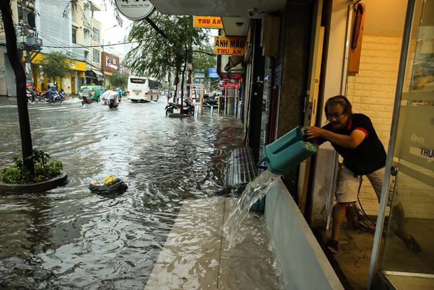 TP.HCM: Mưa lớn kéo dài suốt nhiều giờ gây ngập lụt nghiêm trọng tại các tuyến đường - Ảnh 24.