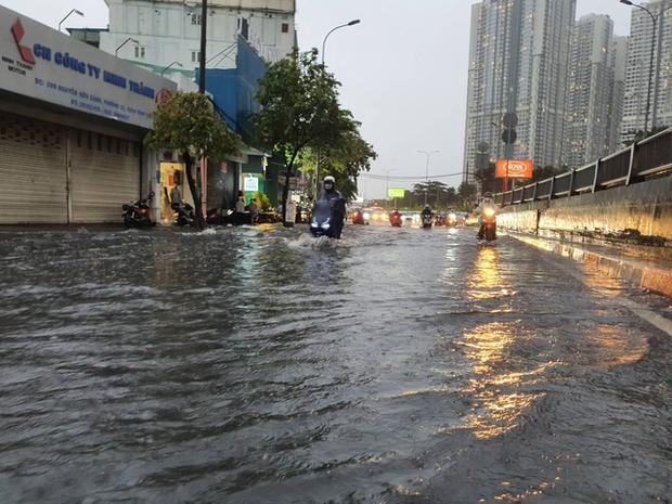 TP.HCM: Mưa lớn kéo dài suốt nhiều giờ gây ngập lụt nghiêm trọng tại các tuyến đường - Ảnh 11.