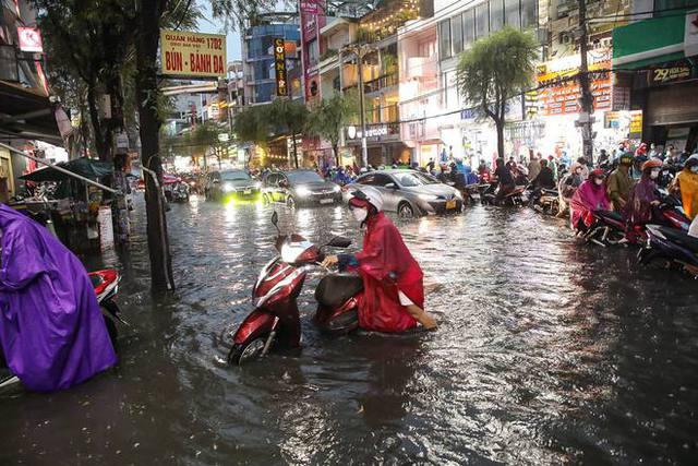 TP.HCM: Mưa lớn kéo dài suốt nhiều giờ gây ngập lụt nghiêm trọng tại các tuyến đường - Ảnh 19.