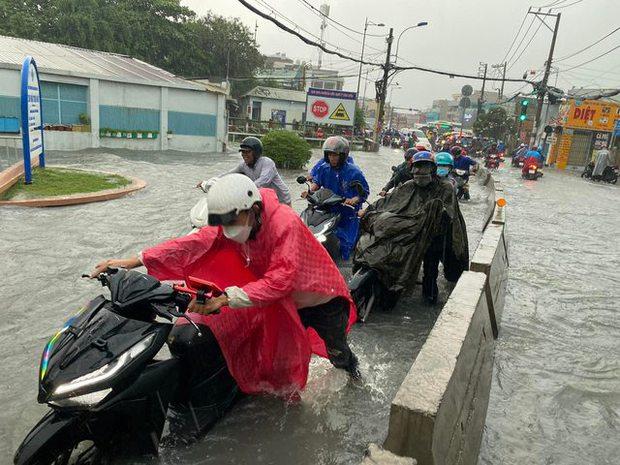 TP.HCM: Mưa lớn kéo dài suốt nhiều giờ gây ngập lụt nghiêm trọng tại các tuyến đường - Ảnh 6.