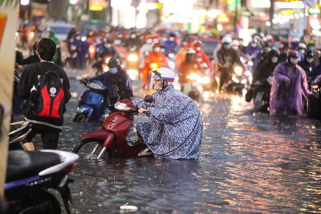 TP.HCM: Mưa lớn kéo dài suốt nhiều giờ gây ngập lụt nghiêm trọng tại các tuyến đường - Ảnh 20.