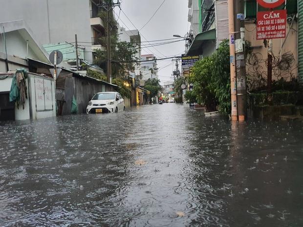 TP.HCM: Mưa lớn kéo dài suốt nhiều giờ gây ngập lụt nghiêm trọng tại các tuyến đường - Ảnh 14.