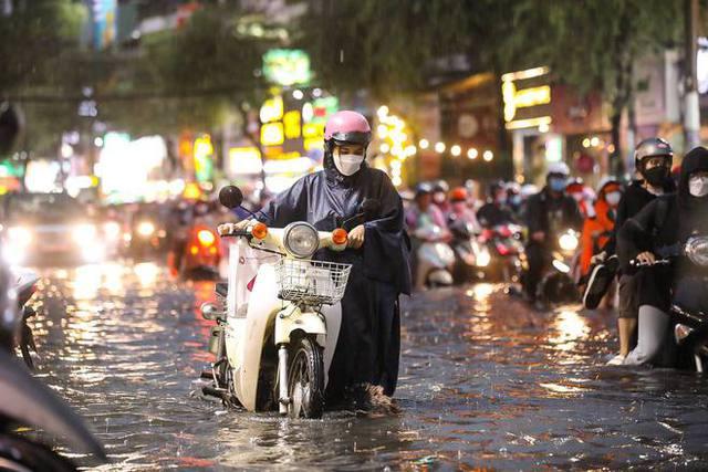 TP.HCM: Mưa lớn kéo dài suốt nhiều giờ gây ngập lụt nghiêm trọng tại các tuyến đường - Ảnh 18.