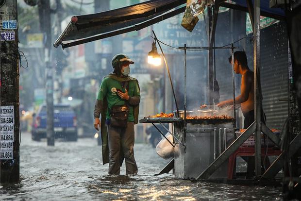 TP.HCM: Mưa lớn kéo dài suốt nhiều giờ gây ngập lụt nghiêm trọng tại các tuyến đường - Ảnh 22.