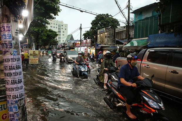 TP.HCM: Mưa lớn kéo dài suốt nhiều giờ gây ngập lụt nghiêm trọng tại các tuyến đường - Ảnh 21.