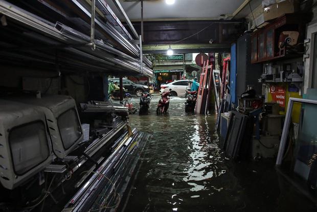 TP.HCM: Mưa lớn kéo dài suốt nhiều giờ gây ngập lụt nghiêm trọng tại các tuyến đường - Ảnh 25.