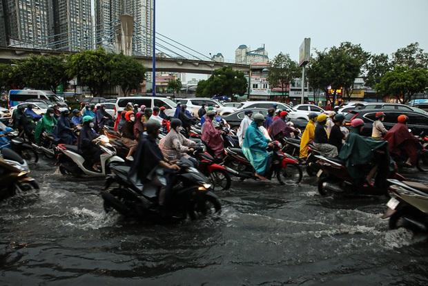 TP.HCM: Mưa lớn kéo dài suốt nhiều giờ gây ngập lụt nghiêm trọng tại các tuyến đường - Ảnh 30.