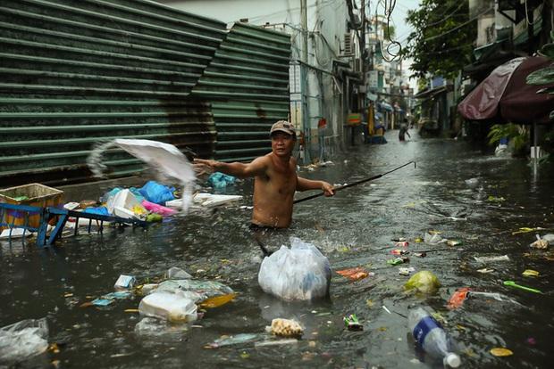 TP.HCM: Mưa lớn kéo dài suốt nhiều giờ gây ngập lụt nghiêm trọng tại các tuyến đường - Ảnh 23.