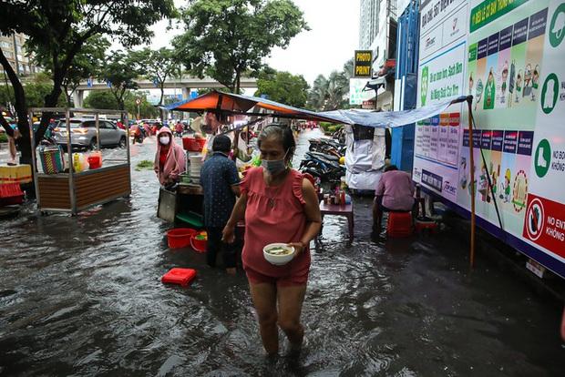 TP.HCM: Mưa lớn kéo dài suốt nhiều giờ gây ngập lụt nghiêm trọng tại các tuyến đường - Ảnh 28.