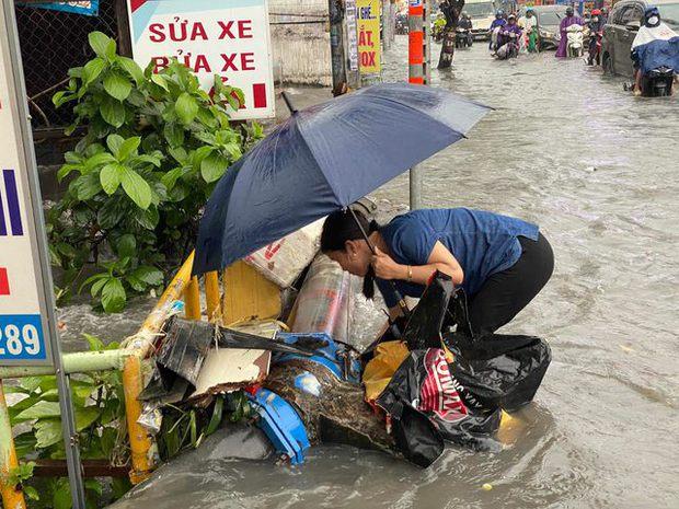 TP.HCM: Mưa lớn kéo dài suốt nhiều giờ gây ngập lụt nghiêm trọng tại các tuyến đường - Ảnh 10.