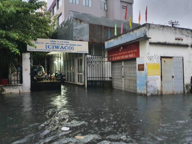 TP.HCM: Mưa lớn kéo dài suốt nhiều giờ gây ngập lụt nghiêm trọng tại các tuyến đường - Ảnh 12.