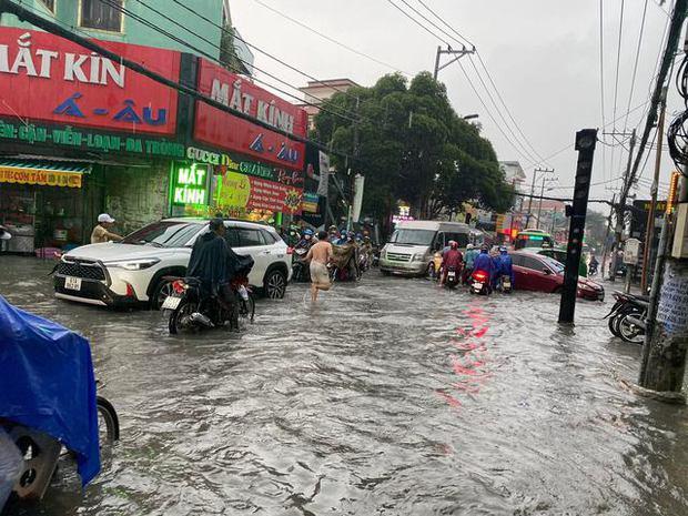 TP.HCM: Mưa lớn kéo dài suốt nhiều giờ gây ngập lụt nghiêm trọng tại các tuyến đường - Ảnh 7.