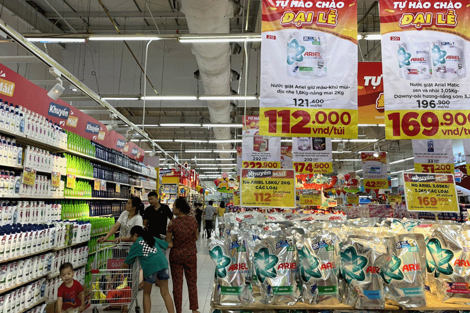 Nhiều mặt hàng hóa hóa mỹ phẩm ở Big C giảm giá sâu.