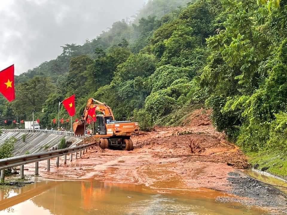 Một số tuyến đường bị đất núi lở, gây tắc đường