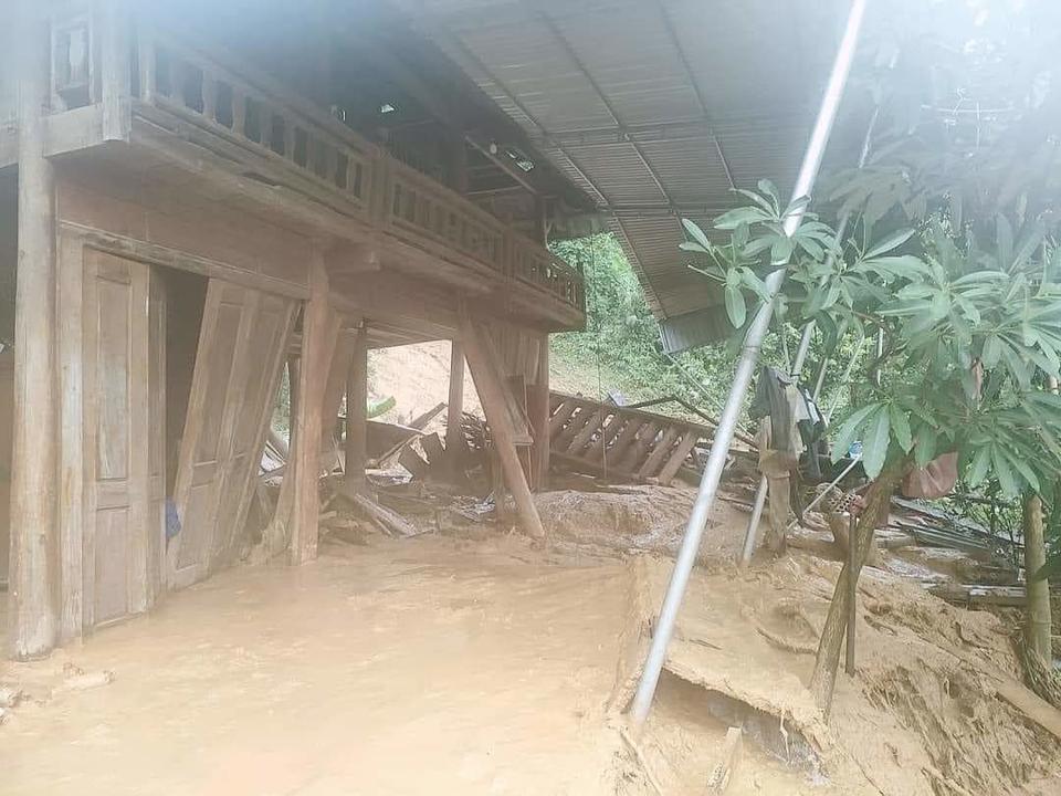 Nhà dân bị lũ, sạt lở đe dọa