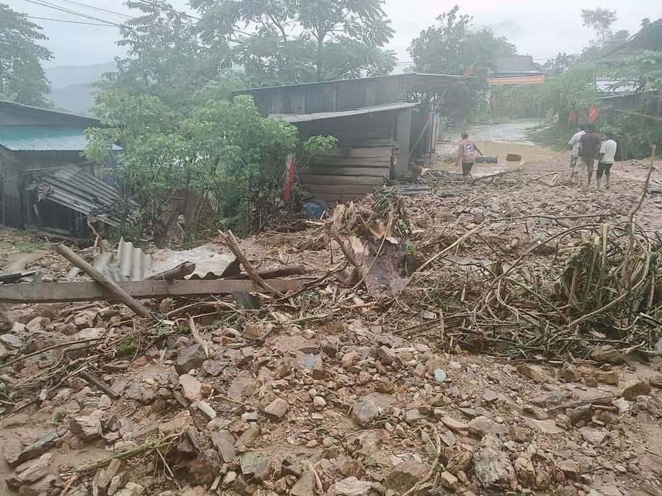 Mưa kèm theo lượng đất đá sạt lở xuống đường, ùn vào nhà dân
