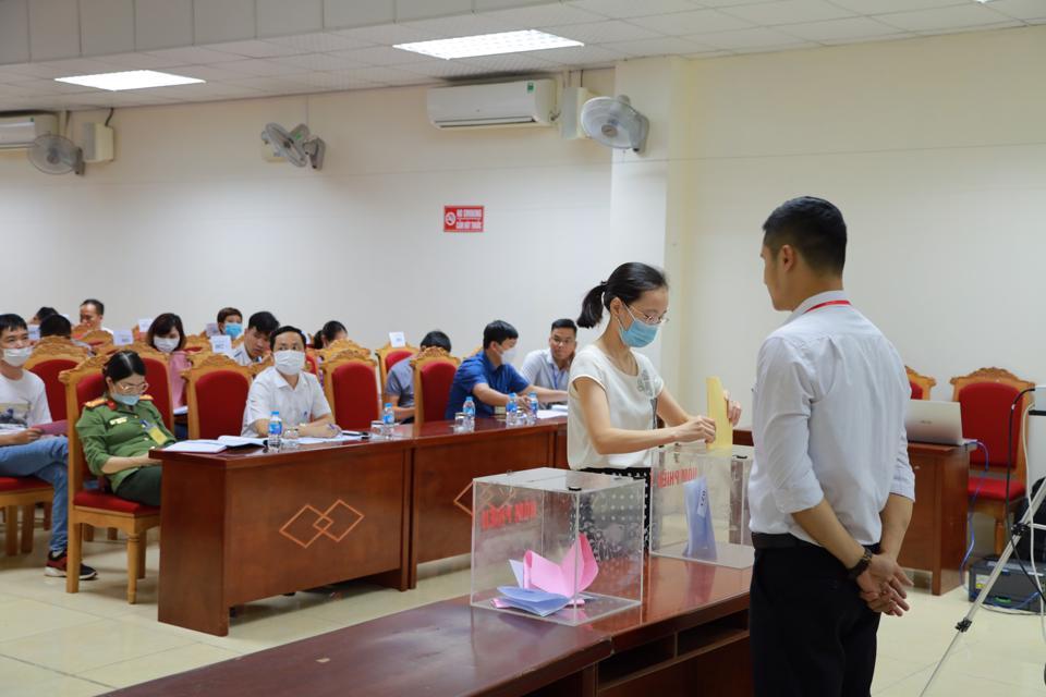 Một phiên đấu giá đất tại huyện Mê Linh. Ảnh: Công Hùng