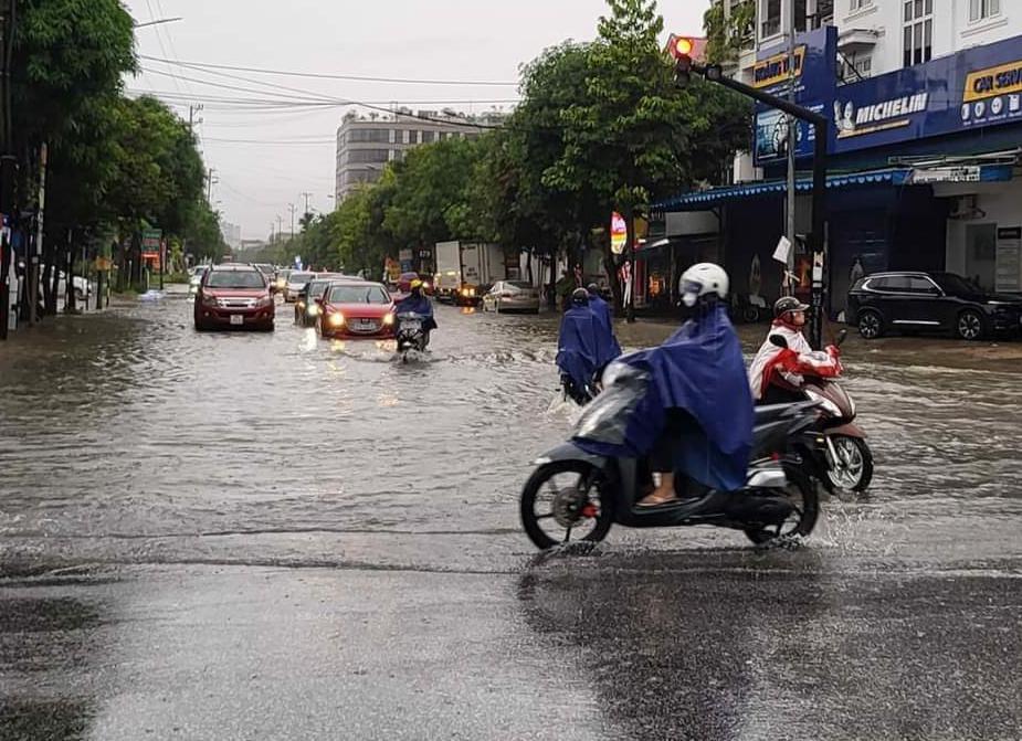 Theo ghi nhận, sáng nay (9/9) nhiều tuyến đường trên địa bàn TP Vinh vẫn ngập sâu.