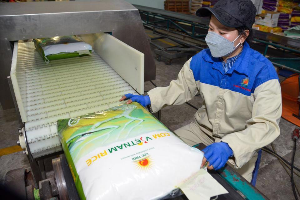 Tập đoàn Lộc Trời đóng gói gạo xuất khẩu