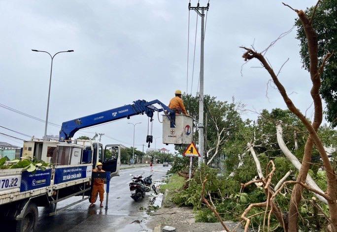 Ngành điện lực tập trung khắc phục lưới điện sau bão số 4.