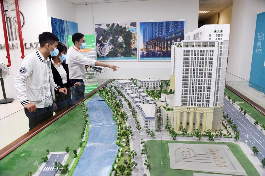Khách hàng tìm hiểu thông tin dự án bất động sản ở Hà Nội. Ảnh: Công Hùng