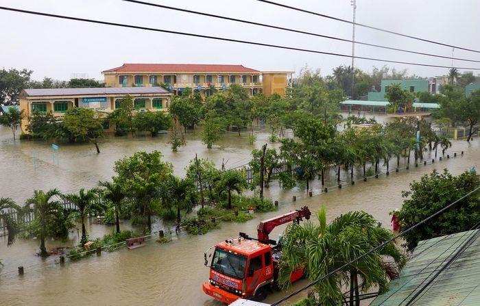 Dự báo thời tiết 14.10: Miền Trung trở mưa dông diện rộng, giảm nhiệt