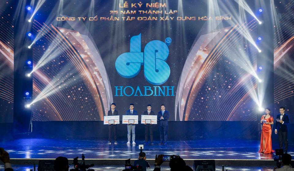 Tập đoàn Xây dựng Hòa Bình trao tặng 3 suất học bổng Hòa Bình Blue Compass – Học bổng La bàn Xanh cho ba sinh viên xuất sắc.