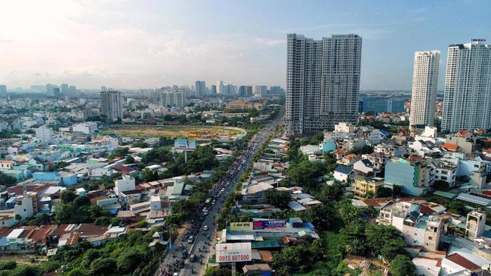 Giá nhà cao ngất ngưởng đáp ứng nhu cầu nào? Đương nhiên chỉ đáp ứng nhu cầu của bộ phận dân cư có thu nhập cao, giàu có, nhiều tiền. Ảnh: Ngọc Tiến