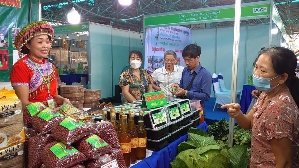 Người tiêu dùng mua sàn phẩm OCOP tại lễ khai mạc.Ảnh: Hoài Nam