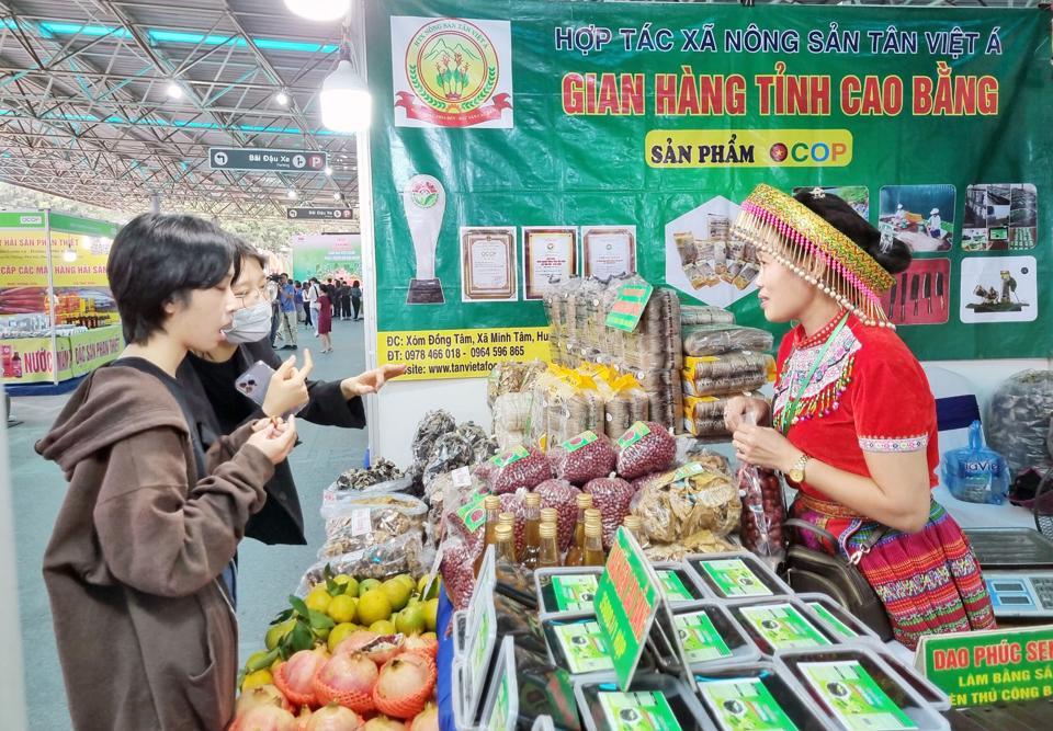 Người tiêu dùng mua sàn phẩm OCOP tại lễ khai mạc.Ảnh: Hoài Nam