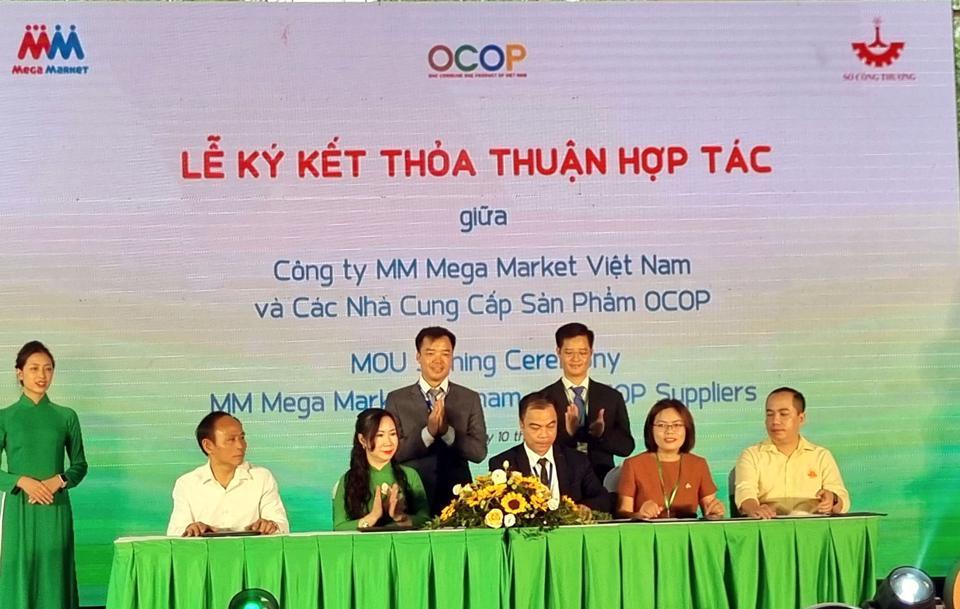 MM Mega Market ký kết hợp tác tiêu thụ sản phẩm OCOP với các doanh nghiệp trong lễ khai mạc. Ảnh: Hoài Nam