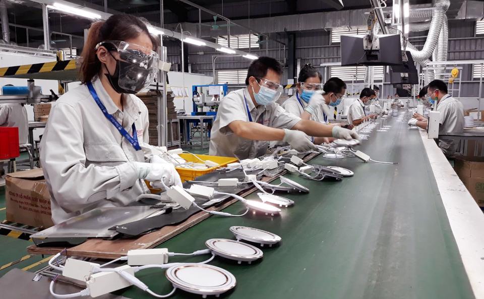 Sản xuất đồ điện gia dụng xuất khẩu tại Công ty CP bóng đèn phích nước Rạng Đông. Ảnh: Hoài Nam