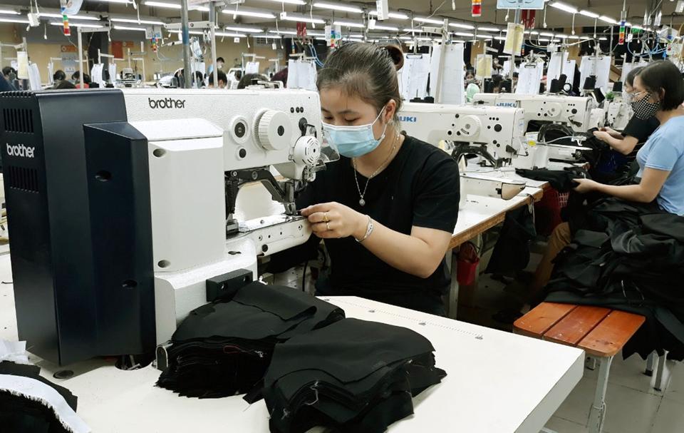 Sản xuất hàng may mặc xuất khẩu tại Công ty CP may mặc Sơn Tây. Ảnh: Hoài Nam