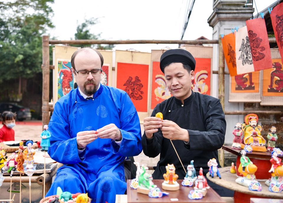 Du khách quốc tế tham quan làng cổ Đường Lâm (Sơn Tây). Ảnh: Hoài Nam