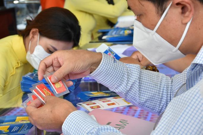 Giá vàng hôm nay 8-2: Rơi thẳng đứng - Ảnh 1. Giá vàng hôm nay 8-2: Rơi thẳng đứng - Ảnh 1.