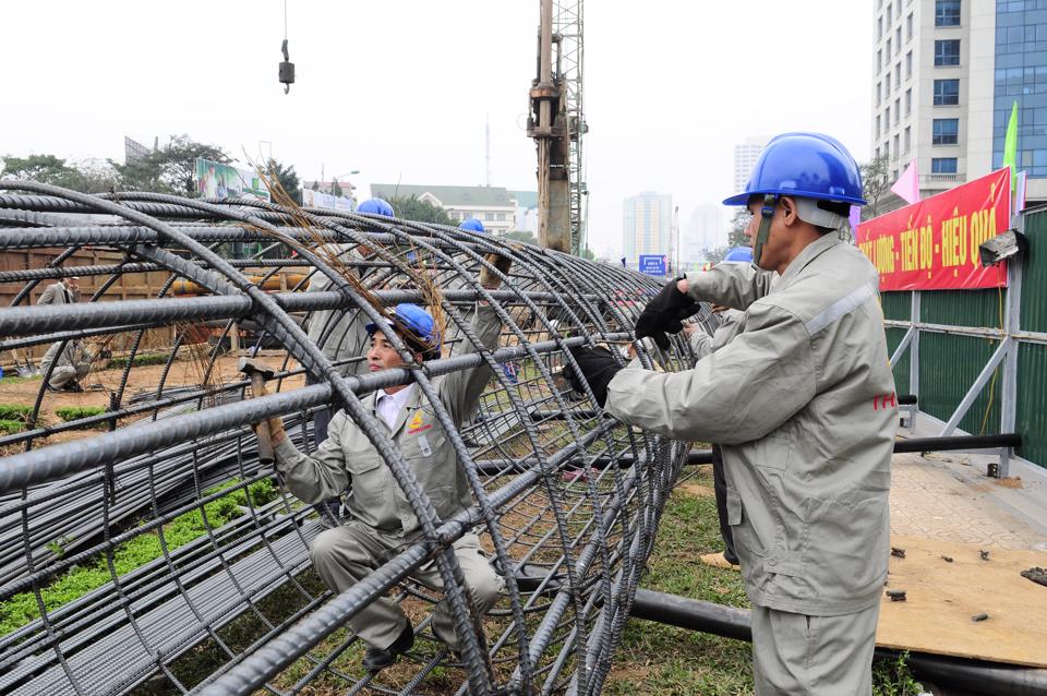 Nhiều nhà thầu lo ngại khi giá thép từ đầu năm liên tục điều chỉnh. Ảnh: Hải Linh