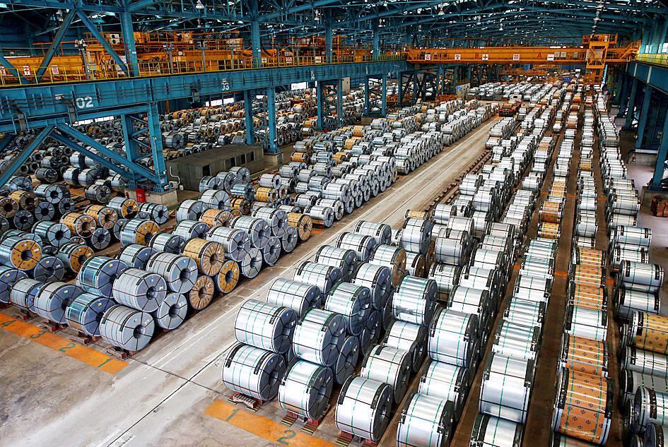 Các cuộn thép được xếp chồng lên nhau bên trong một nhà máy của China Steel Corp ở Cao Hùng. Ảnh: Reuters